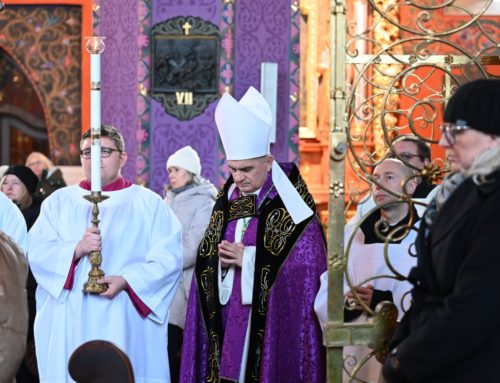 Bp Krzysztof Włodarczyk: w osobach skrzywdzonych zobaczmy twarz Jezusa