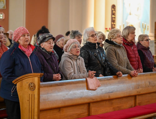 „Milczący patron i wielkie serca seniorów” – spotkanie pełne wiary i bliskości w Bydgoszczy