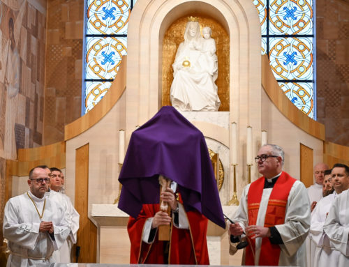 Bp Krzysztof Włodarczyk: stanie przy krzyżu to perspektywa