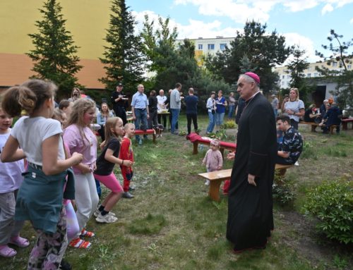 Grill, śpiew i wspólna zabawa – piknik z pasterzem