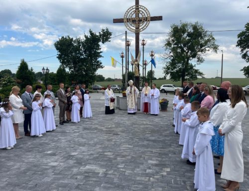 Biskup udzielił dzieciom pierwszej Komunii św. z okazji jubileuszu 600-lecia parafii