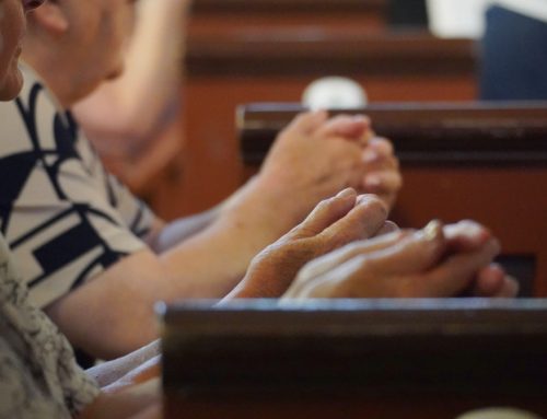 „Jeśli ksiądz się uświęca, uświęca się parafia” – po raz pierwszy modlili się przez całą noc za kapłanów