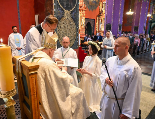 „Jezus znalazł mnie w bardzo smutnym i ciemnym momencie życia” – kolejna konsekracja dziewicy w diecezji bydgoskiej