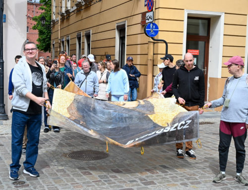 Niepełnosprawni w drodze do Matki, która uczy miłości