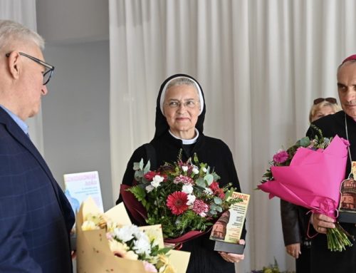 Biskup i elżbietanka uhonorowani tytułem „Przyjaciel Szwederowa”