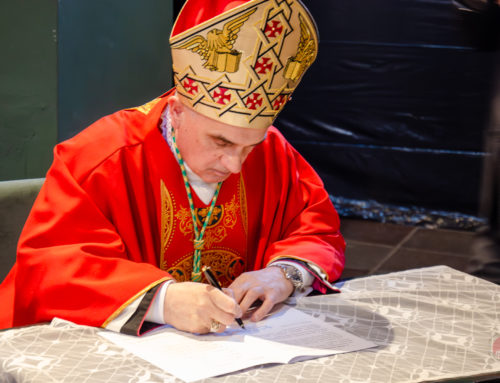 Biskup Krzysztof Włodarczyk pobłogosławił animatorów synodalnych i podpisał Regulamin I Synodu Diecezji Bydgoskiej