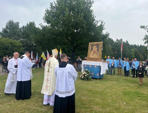 „Nie szukamy sensacji, ale drogi” – w Dąbrówce Kościelnej pielgrzymi szukali światła u Matki Pocieszenia
