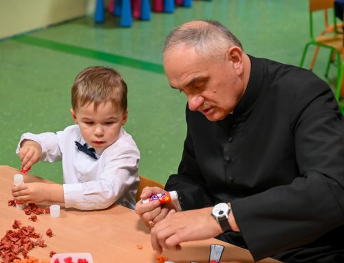 „Dobrze, że jesteście” – biskup i dzieci wyklejały różaniec