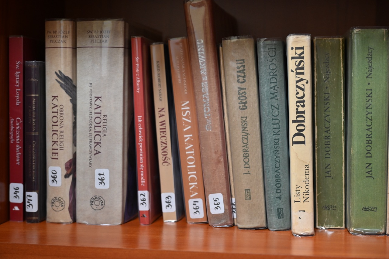 Od zasłon wielkopostnych do półek pełnych sensu – w Bydgoszczy powstała Biblioteka Życia Duchowego