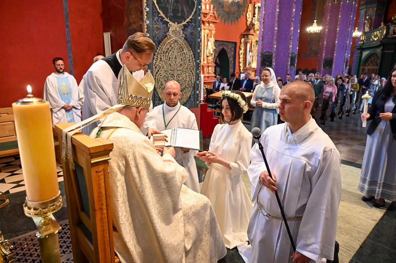 „Jezus znalazł mnie w bardzo smutnym i ciemnym momencie życia” – kolejna konsekracja dziewicy w diecezji bydgoskiej