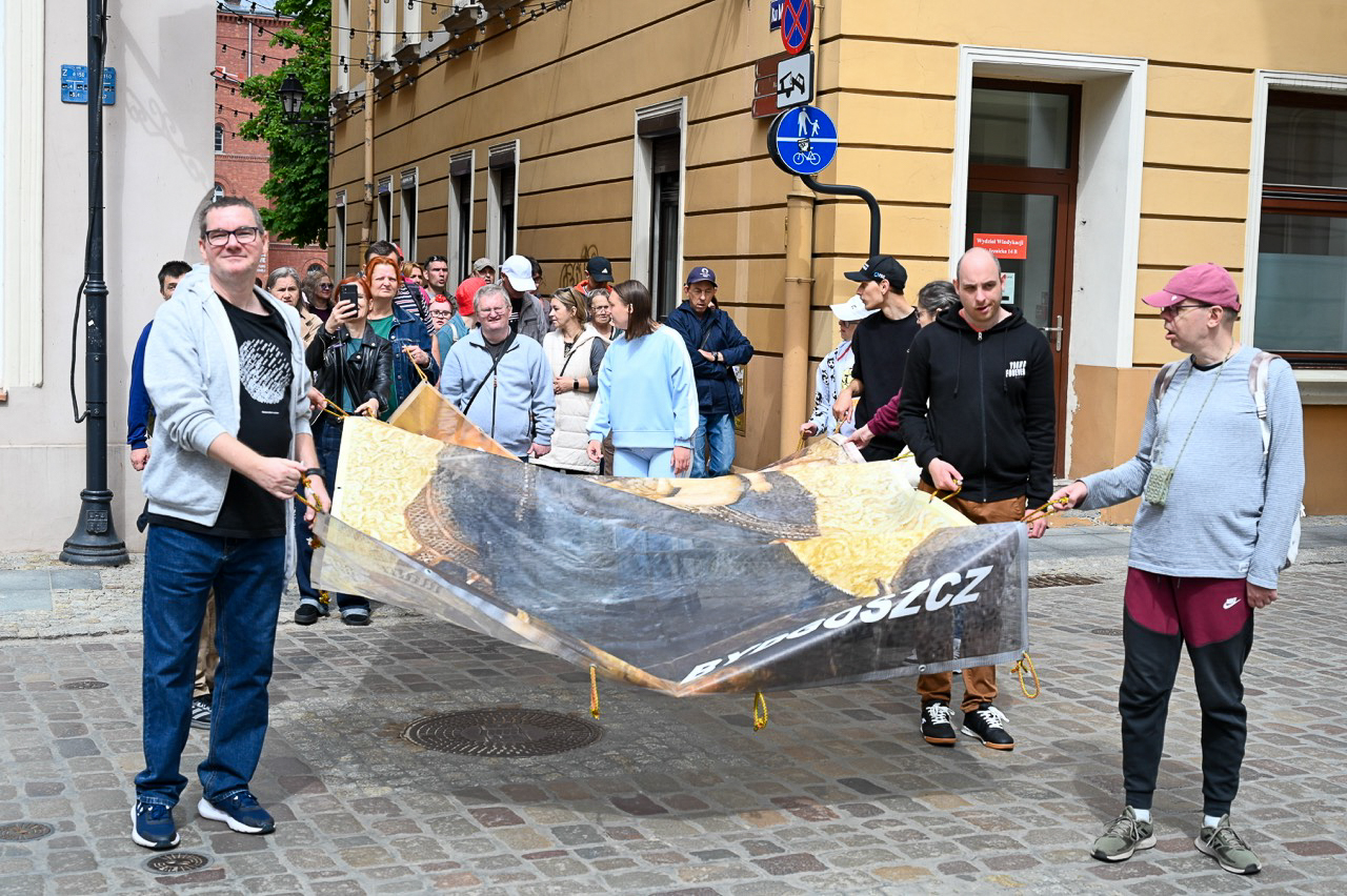 Niepełnosprawni w drodze do Matki, która uczy miłości