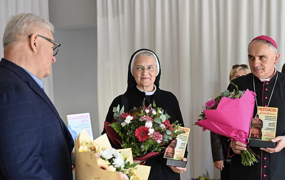 Biskup i elżbietanka uhonorowani tytułem „Przyjaciel Szwederowa”