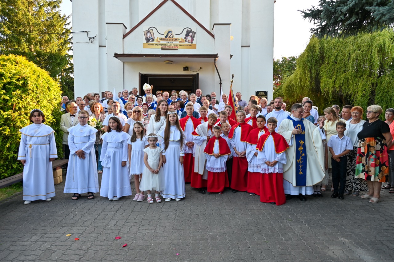„Szkaplerz nie jest magicznym znakiem” – Wierzchucinek świętował 50-lecie parafii i odpust NMP Szkaplerznej