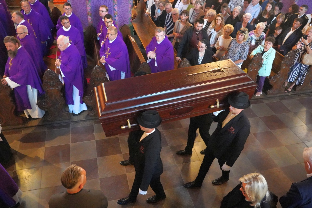 Uroczystości pogrzebowe śp. ks. infułata Stanisława Kotowskiego – FOTORELACJA