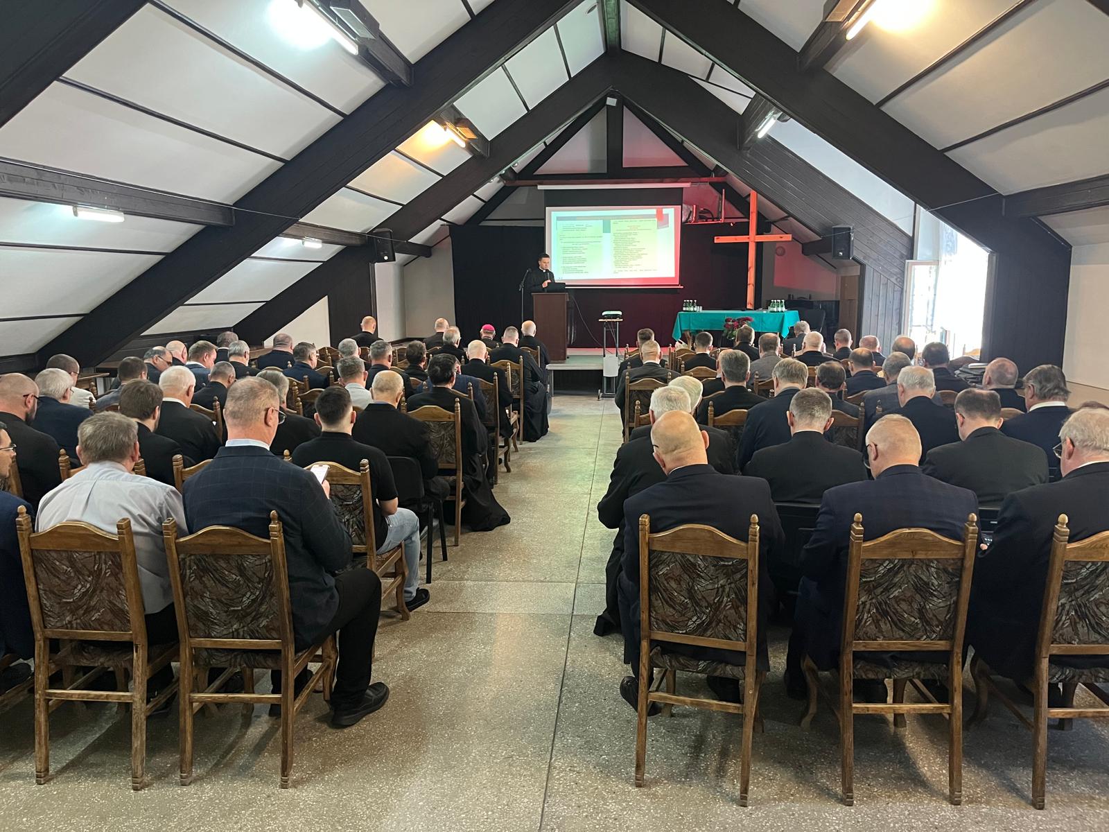 O restrukturyzacji diecezji, katechezie i synodzie