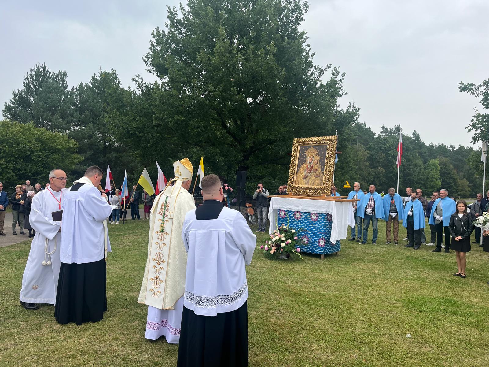 „Nie szukamy sensacji, ale drogi” – w Dąbrówce Kościelnej pielgrzymi szukali światła u Matki Pocieszenia